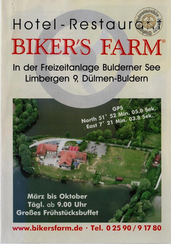 Ein Werbeflyer für das Hotel-Restaurant "Biker's Farm", das sich in der Freizeitanlage Bulderner See in Dülmen-Buldern, Limbergen 9, befindet. Der Flyer zeigt eine Luftaufnahme des Geländes, auf dem mehrere Gebäude, ein Parkplatz und eine große Grünfläche direkt am Seeufer zu sehen sind. Im Hintergrund erkennt man den Bulderner See, umgeben von Bäumen und Natur.
Auf dem Flyer sind folgende Informationen zu lesen:

Öffnungszeiten des Frühstücksbuffets: März bis Oktober, täglich ab 9:00 Uhr.
GPS-Koordinaten: North 51° 52 Min. 05.0 Sek., East 7° 21 Min. 03.8 Sek.
Kontakt: Website www.bikersfarm.de, Telefonnummern 02590/91780.
Der Flyer vermittelt einen Eindruck von einem einladenden Ort für Biker und Erholungssuchende inmitten einer malerischen Seenlandschaft.